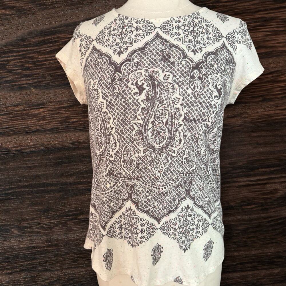 Lucky Brand Tee Top Size M Paisley Batik Print Ivory and Chocolate Short Sleeve‎